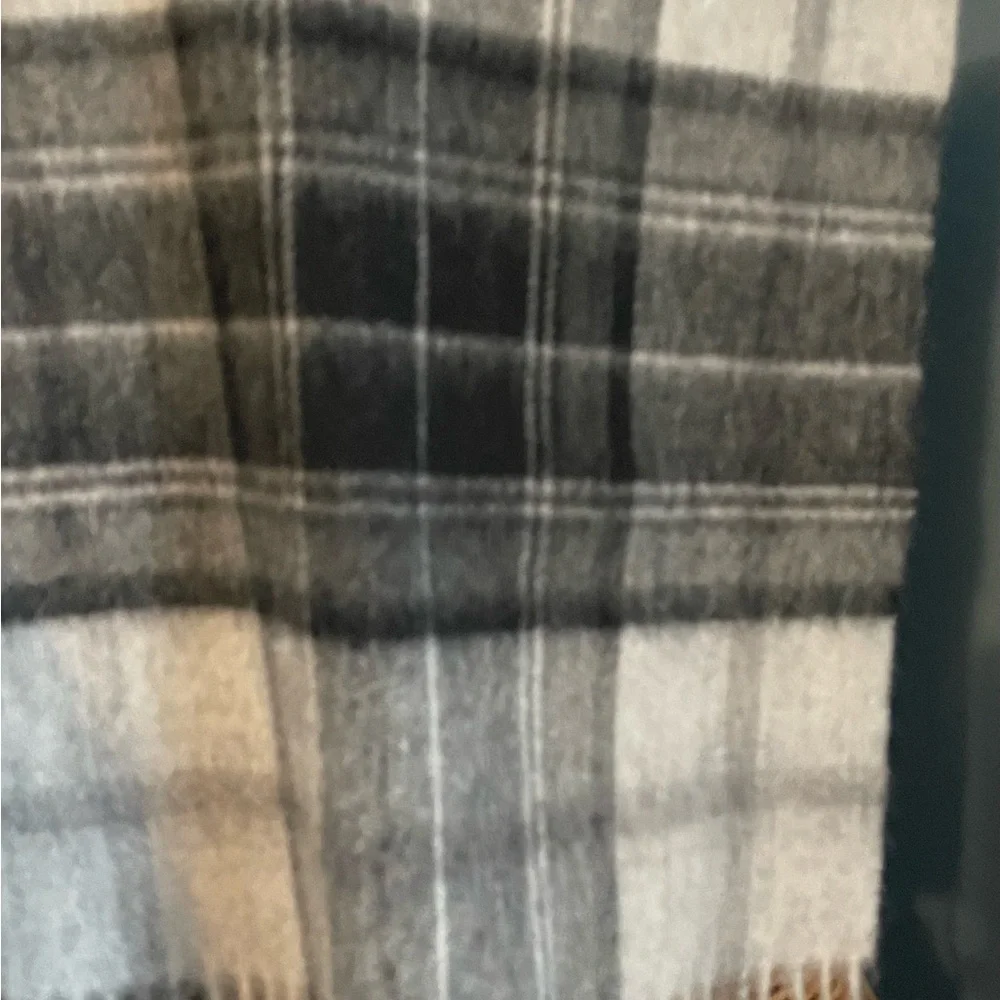 Nordstrom NWT Men’s Shop Wool Plaid Scarf Grey Black & Charcoal. Fringe 12”x78”